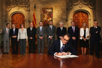 El president catalán, Artur Mas, firmó el sábado el decreto de convocatoria de la consulta. (Jordi BEDMAR/AFP PHOTO)