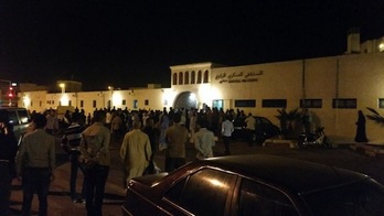 Las inmediaciones del hospital militar de Dajla tras conocerse el fallecimiento de Hassana Eluali Aaleya. (PORUNSAHARALIBRE.ORG)