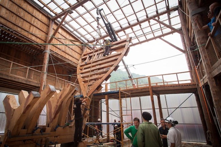 Txopa motza jartzea urrats garrantzitsua da San Juan baleontzia berregiteko. (Mendi URRUZUNO)