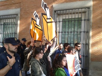 Imagen de la protesta de las juventudes de ERC en Madrid. (@albertopradilla)
