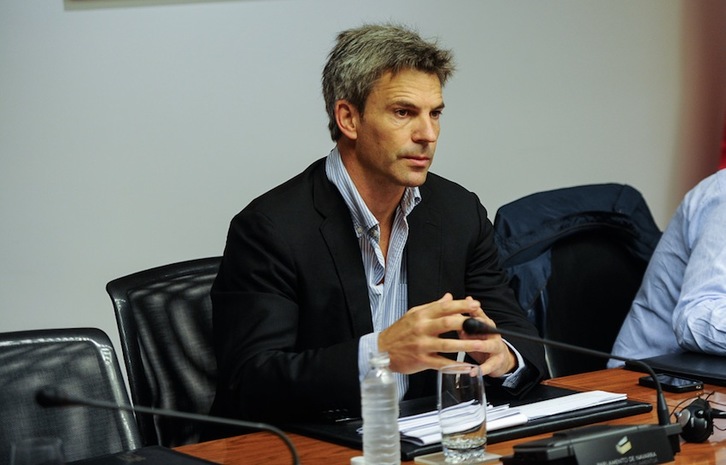El exgerente de Osasunbidea Juan José Rubio, durante su comparecencia parlamentaria. (Jagoba MANTEROLA/ARGAZKI PRESS)