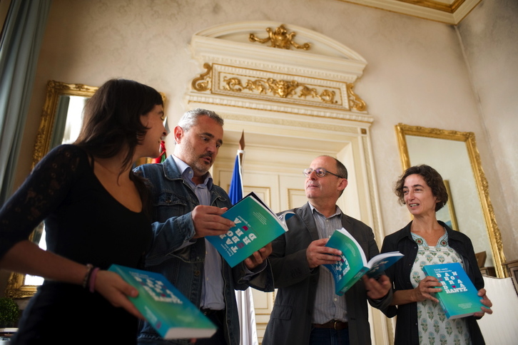 Presentación de ‘Paso a paso, hacia una tamborrada en igualdad’. (Juan Carlos RUIZ/ARGAZKI PRESS) 