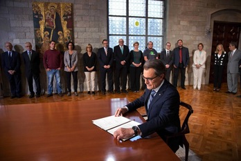 Artur Mas firma el decreto de convocatoria de la consulta el 27 de setiembre. (Rubén MORENO GARCIA/AFP) 
