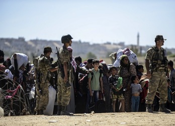 Refugiados kurdos en la zona que separa las fronteras de Siria y Turquía. (Bulent KILIC/AFP PHOTO)