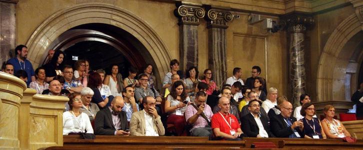 Representantes del movimiento LGTBI de Catalunya, esta mañana en la tribuna del Parlament. (Bertran CAZORLA)