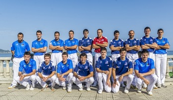 Foto de familia de los pelotaris que participarán en el campeonato que ha sido presentado hoy en Zarautz. (Gorka RUBIO/ARGAZKI PRESS)