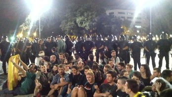 Momento en el que los Mossos d'Esquadra rodearon la acampada. (CUP DE BARCELONA)