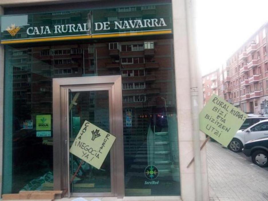 Carteles en el exterior de la sucursal en las que exige la negociación con la entidad. (@GARA_martxediaz) Carteles en el exterior de la sucursal en las que exige la negociación con la entidad. (@GARA_martxediaz)
