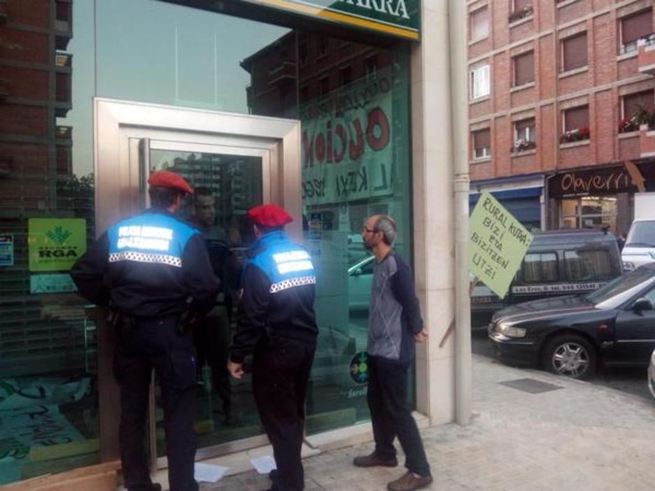 El alcalde, Kirio Gastearena, habla con Rodríguez acompañado por dos policías municipales. (@GARA_martxediaz) El alcalde, Kirio Gastearena, habla con Rodríguez acompañado por dos policías municipales. (@GARA_martxediaz)