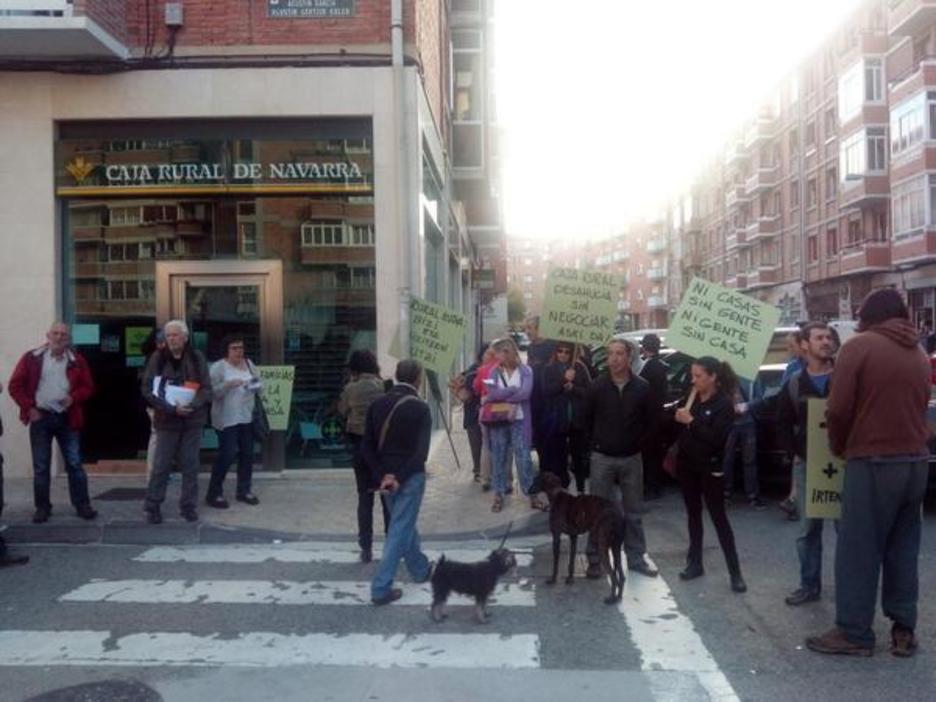 Varios vecinos han apoyado a Rodríguez en el exterior. (@GARA_martxediaz) Varios vecinos han apoyado a Rodríguez en el exterior. (@GARA_martxediaz)