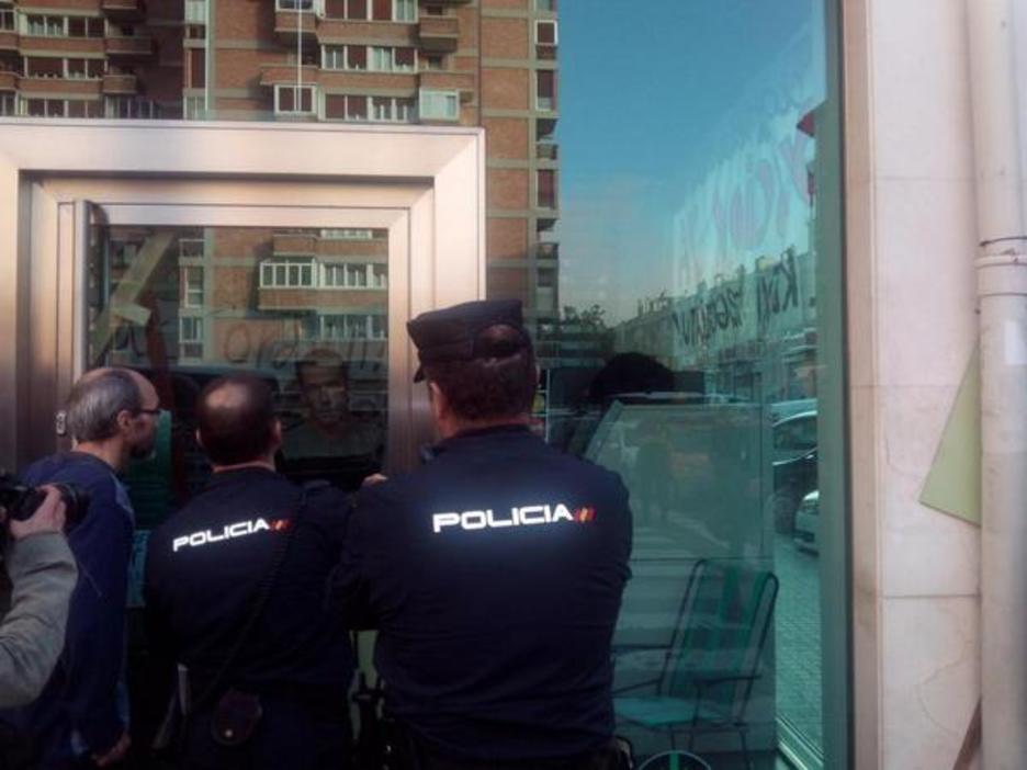 Momento en el que la Policía española le informaba de que se estaban poniendo en contacto con los responsables bancarios. (@GARA_martxediaz)