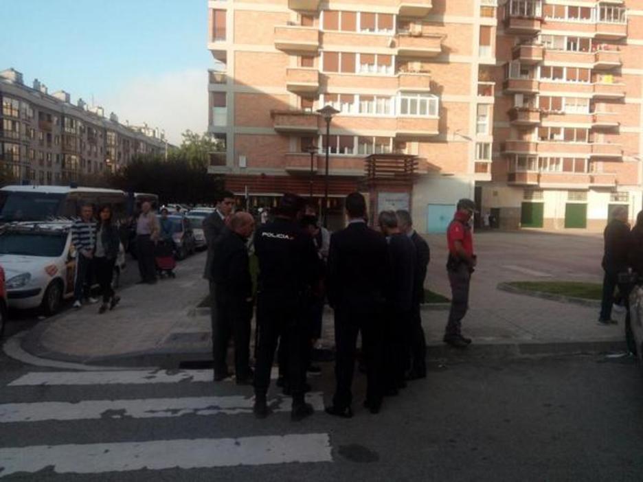 El responsable de la sucursal ha acudido al lugar y ha telefoneado a Rodríguez. (@GARA_martxediaz) El responsable de la sucursal ha acudido al lugar y ha telefoneado a Rodríguez. (@GARA_martxediaz)