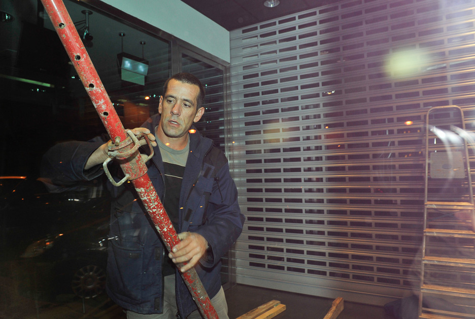 Urko Rodríguez se ha encadenado a primera hora de esta mañana en la sucursal. (Idoia ZABALETA/ARGAZKI PRESS) Urko Rodríguez se ha encadenado a primera hora de esta mañana en la sucursal. (Idoia ZABALETA/ARGAZKI PRESS)