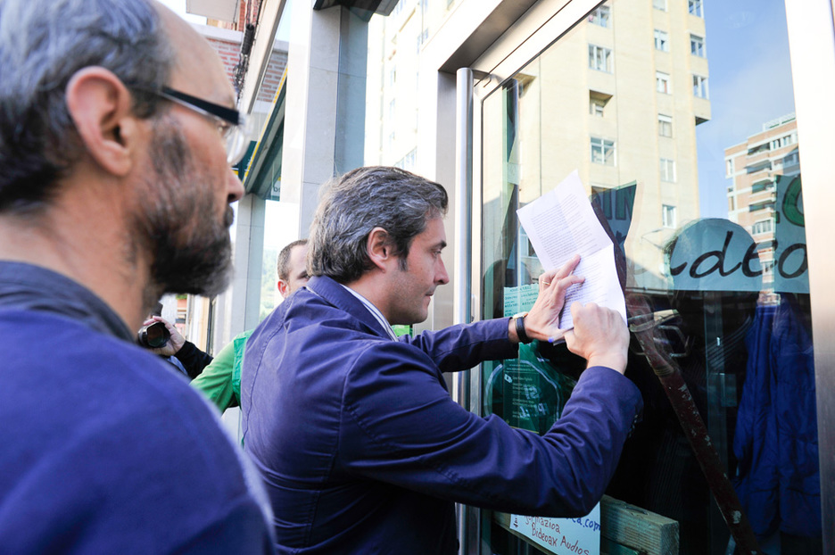 El responsable de la sucursal firma el acuerdo de dación en pago. (Idoia ZABALETA/ARGAZKI PRESS) El responsable de la sucursal firma el acuerdo de dación en pago. (Idoia ZABALETA/ARGAZKI PRESS)