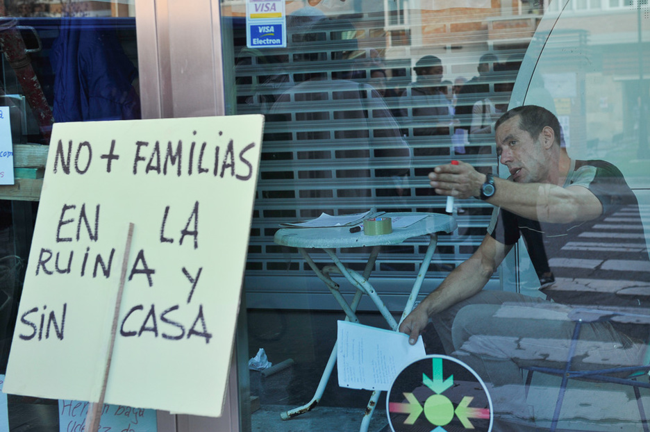 Rodríguez, en el interior de la sucursal. (Idoia ZABALETA/ARGAZKI PRESS) Rodríguez, en el interior de la sucursal. (Idoia ZABALETA/ARGAZKI PRESS)