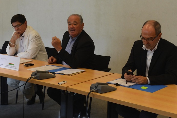 Hautetsien Kontseiluaren prentsaurrekoa, prefetaren formulak aztertuko dituela iragartzeko. (Sylvain SENCRISTO)