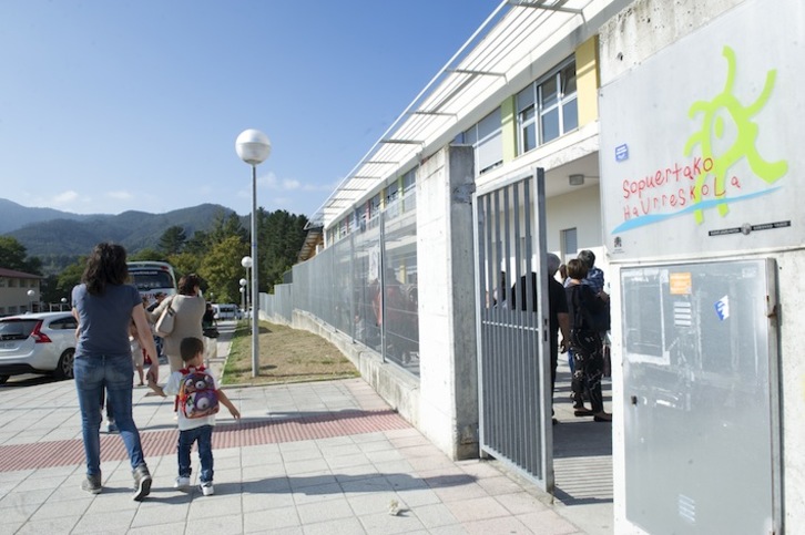 Escuela pública de La Baluga, donde se imparte Educación Infantil. (Marisol RAMÍREZ/ARGAZKI PRESS)