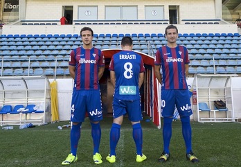 Añibarro, Errasti y Arruabarrena posan con la nueva equipación. (Juanan RUIZ / ARGAZKI PRESS)