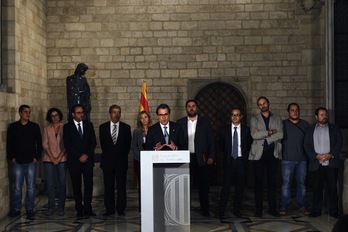 Mas toma la palabra respaldado por los partidos proconsulta. (Quique GARCÍA / AFP)