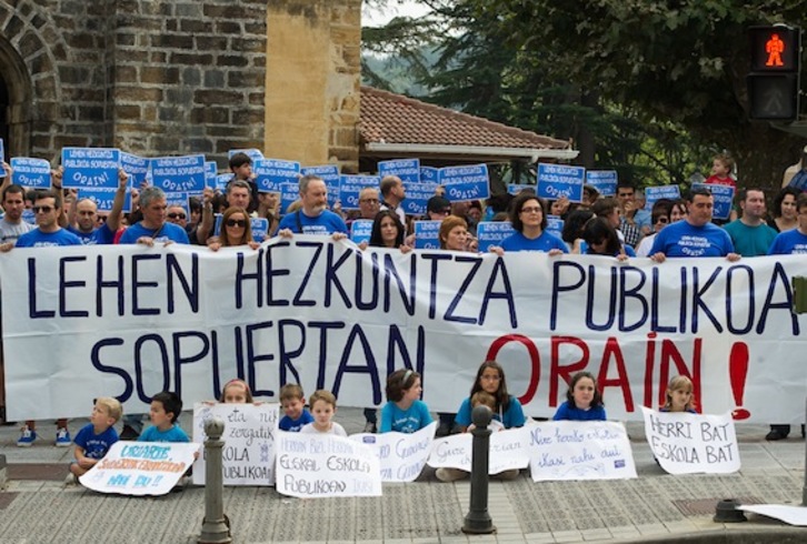 Concentración frente al Ayuntamiento de Sopuerta. (Monika DEL VALLE/ARGAZKI PRESS)