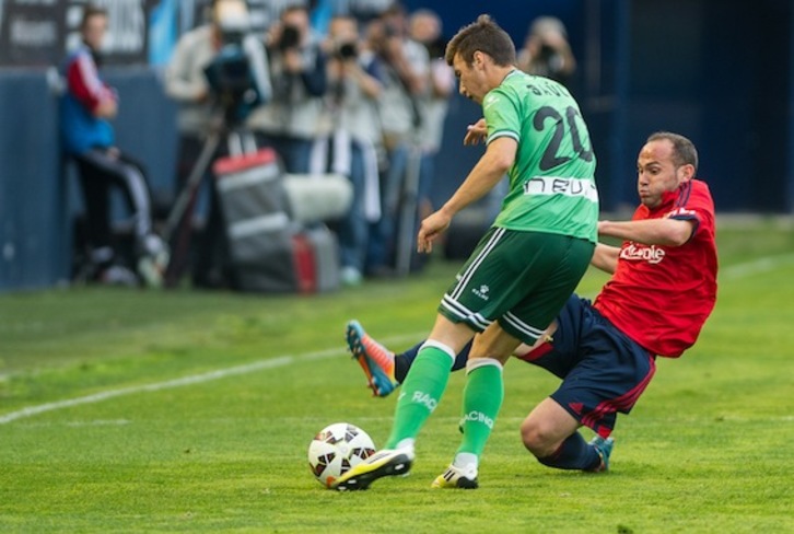 Nino trata de arrebatar el balón a un jugador del Racing. (Jagoba MANTEROLA/ARGAZKI PRESS)