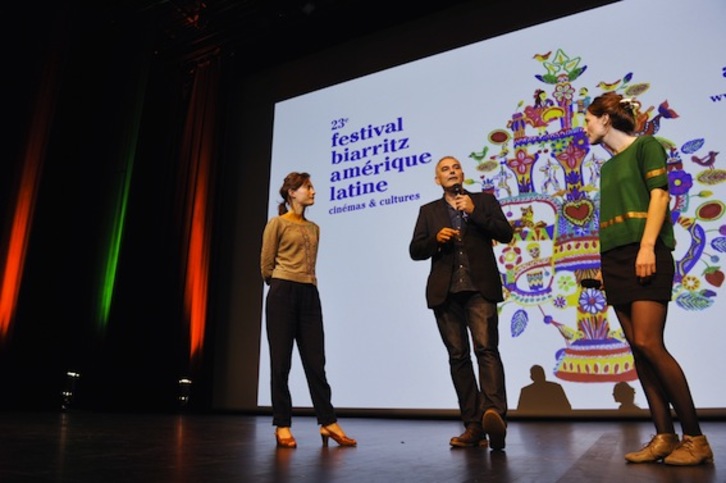Laurent Cantet, director de ‘Retour à Ithaque’, tras recibir el premio. (Nicolas MOLLO/AFP PHOTO)