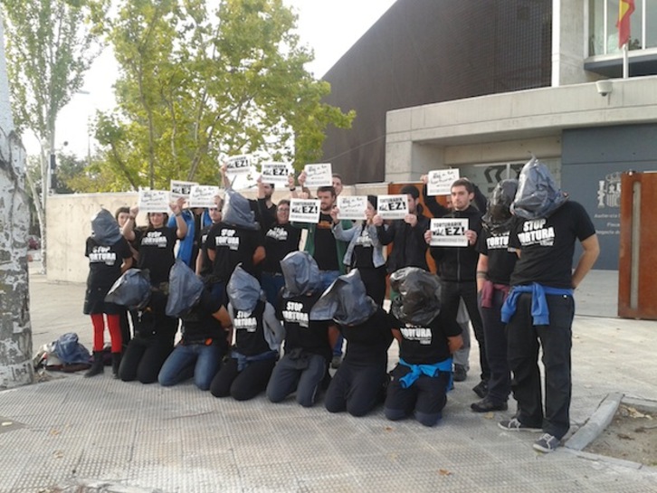Los enjuiciados han denunciado la tortura a las puertas del tribunal. (Alberto PRADILLA)