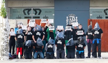 Los jóvenes han denunciado la tortura a las puertas del tribunal. (J. DANAE/ARGAZKI PRESS)