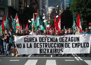 Los trabajadores de Bizkaibus se han manifestado esta mañana. (Luis JAUREGIALTZO/ARGAZKI PRESS)