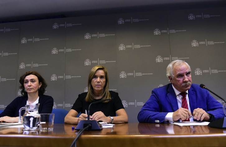 La ministra de Sanidad, Ana Mato, en el centro, junto con Alemany y la directora de Salud Pública, Mercedes Vinues. (Javier SORIANO/AFP) 