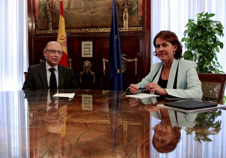 Yolanda Barcina y Cristóbal Montoro, en una de las reuniones celebradas entre ambas administraciones. (J. DANAE/ARGAZKI PRESS)
