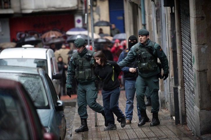 Beatriz Etxebarria es conducida por la Guardia Civil tras ser arrestada. (ARGAZKI PRESS)