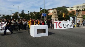 Estudiantes de la UB cortan el tráfico de la avenida Diagonal con una urna gigante. (SEPC)