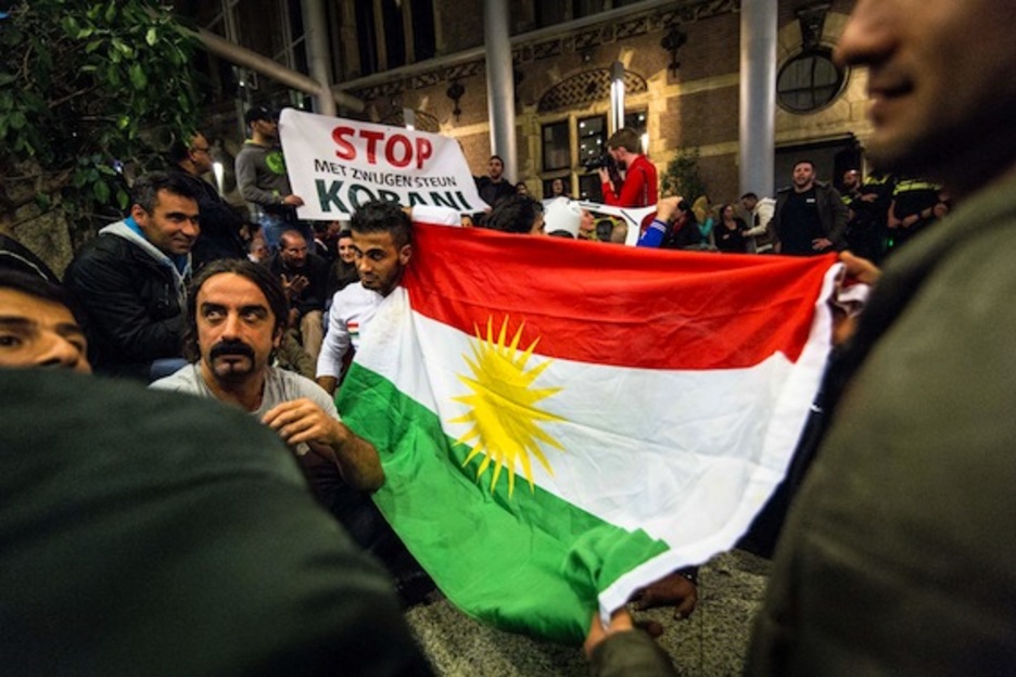 El grupo de kurdos, sentado en el hall de la Eurocámara. (Valerie KUYPERS/AFP)