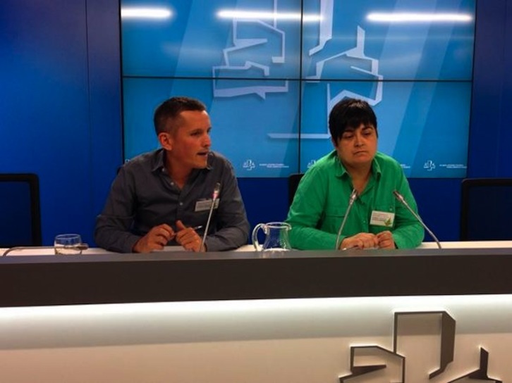 Dani Maeztu y Marian Beitialarrangoitia, en la comparecencia de esta mañana. (EH BILDU)