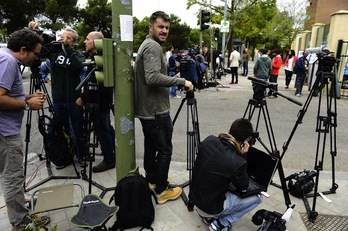 Expectación de los medios a las puertas del hospital Carlos III. (Pierre Philippe MARCOU / AFP) 