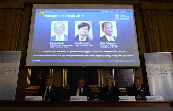 Una pantalla proyecta las fotografías de Isamu Akasaki, Hiroshi Amano y Shuji Nakamura durante el anuncio del Nobel de Física. (Jonathan NACKSTRAND/AFP) 