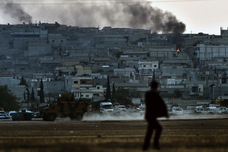 Columnas de humo en Kobane al caer el día. (Aris MESSINIS/AFP)