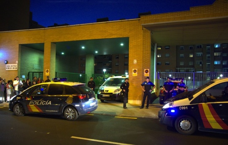 Policías custodian la vivienda de la profesional sanitaria afectada por el ébola. (Curto DE LA TORRE/AFP PHOTO)