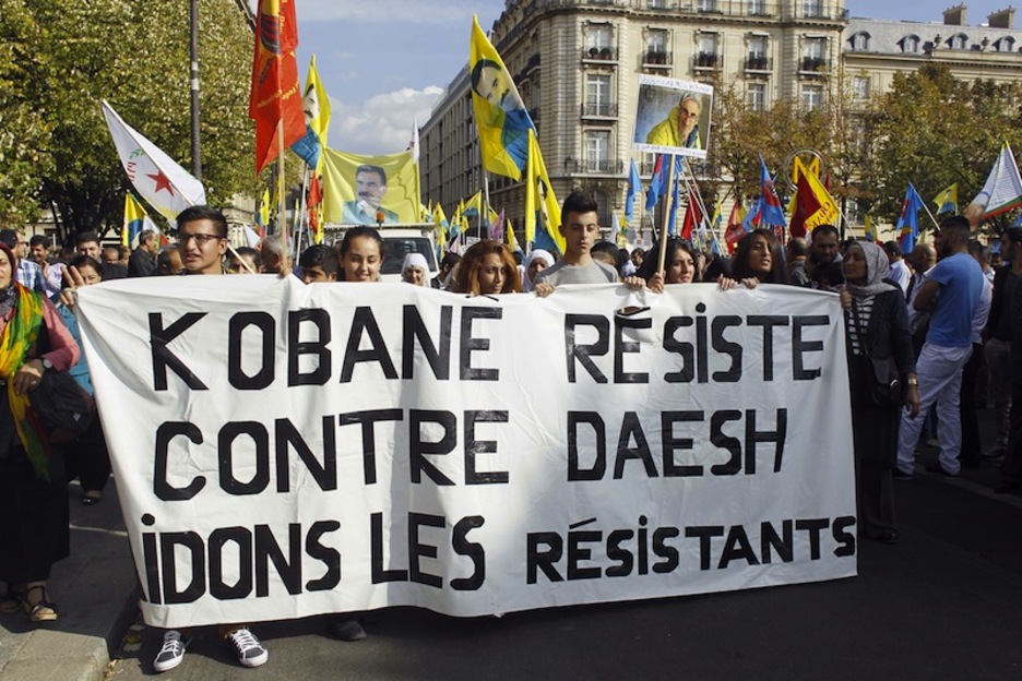 «Kobane resiste contra Daesh (EI), ayudemos a la resistencia», en Marsella. (M.A. /AFP)