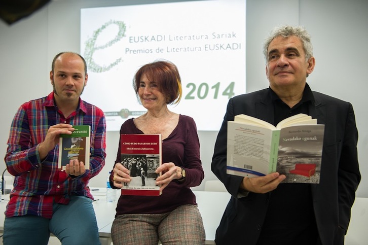 Iñigo Roque, Idoia Estornes eta Bernardo Atxaga, saritutako lanekin. (Monika DEL VALLE/ARGAZKI PRESS)