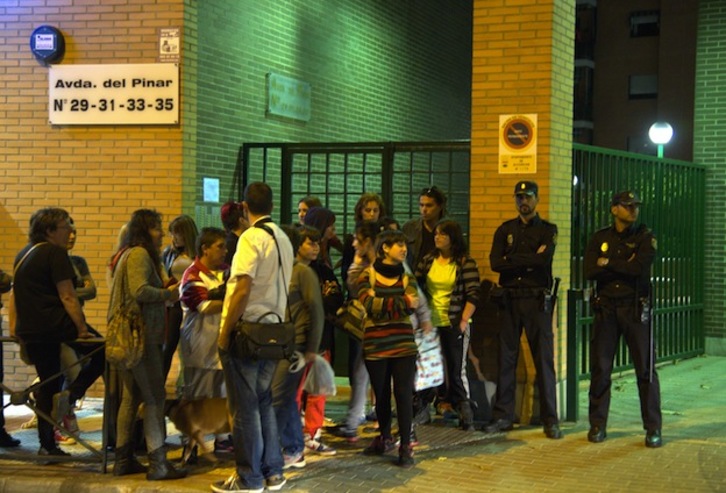Un grupo de personas hace guardia ante la vivienda de la enfermera afectada para tratar de evitar el sacrificio del perro. (Curto DE LA TORRE / AFP)