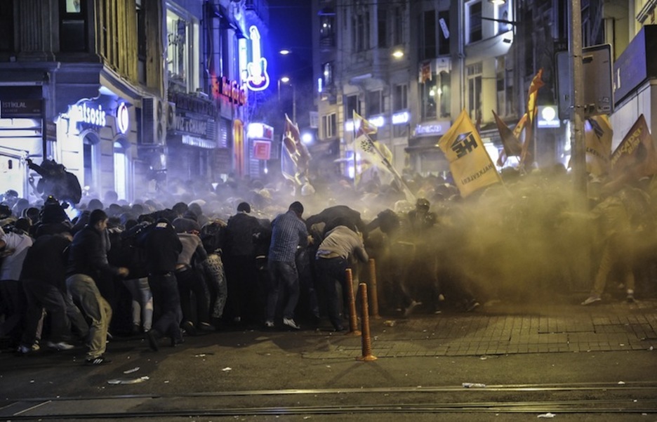 La Policía turca reprime esta manifestación kurda ayer en Estambul. (Ozan KOSE / AFP)