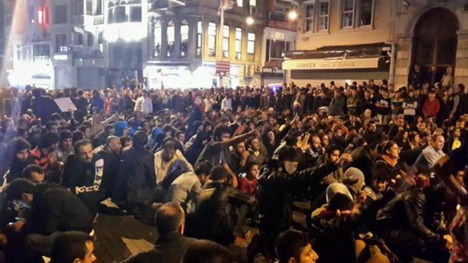 Protesta del domingo por la noche en Galatasaray. (@BircanYorulmaz)