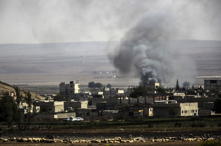 Una columna de humo en Kobane. (Bulent KILIC/AFP PHOTO)