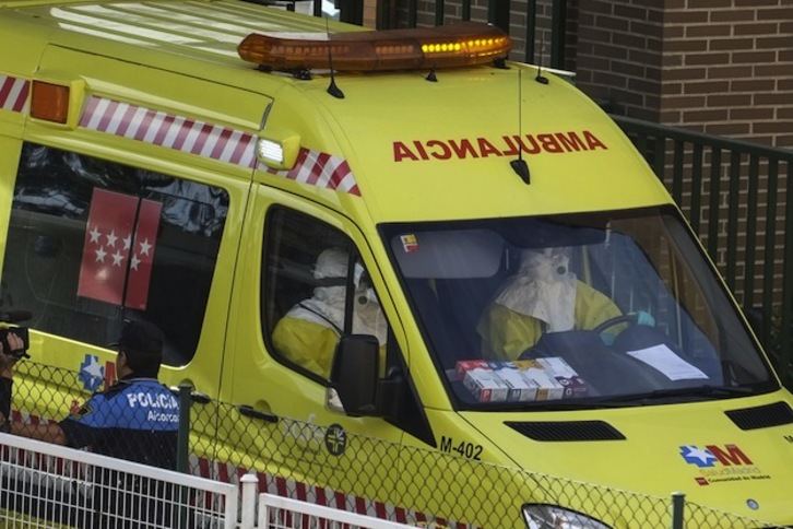 Una ambulancia llega a la vivienda de Teresa Romero. (Pedro ARMESTRE / AFP)