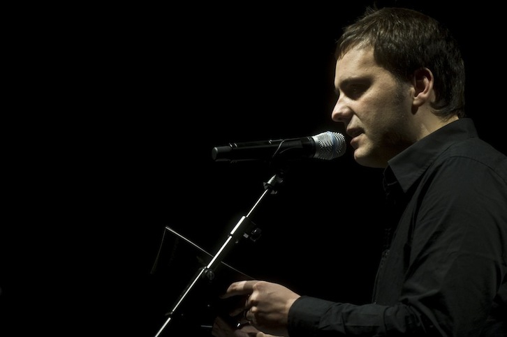 Kirmen Uribe idazle ondarrutarra, errezitaldi batean. (Luis JAUREGIALTZO/ARGAZKI PRESS)