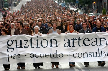 Manifestación de Lokarri en Bilbo el 18 de marzo de 2006, a los pocos días de su presentación, bajo el lema ‘Guztion artean. Paz. Acuerdo. Consulta’. (Marisol RAMÍREZ/ARGAZKI PRESS)