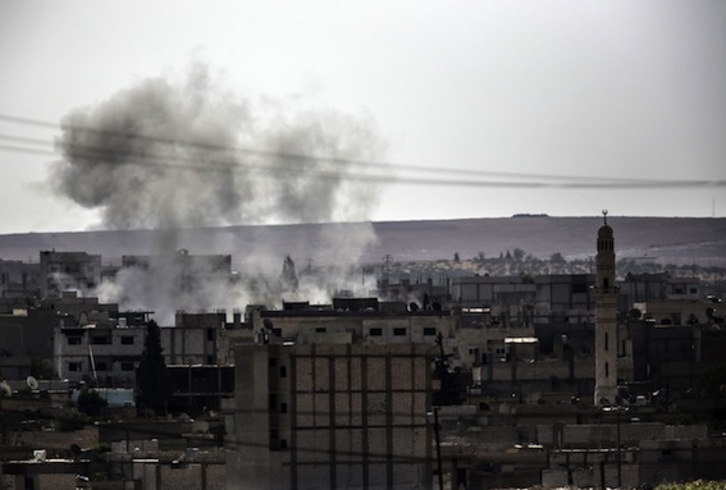 Columna de humo en Kobane. (Bulent KILIC/AFP PHOTO)
