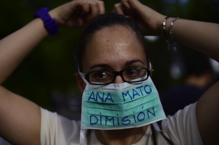 Una trabajadora sanitaria pide la dimisión de la ministra de Sanidad, Ana Mato. (Pierre-Philippe MARCOU / AFP)